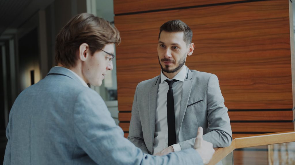 Zwei Personen in einem Unternehmen, die Gespr&auml;che f&uuml;hren, auch wenn sie schwierig sind.