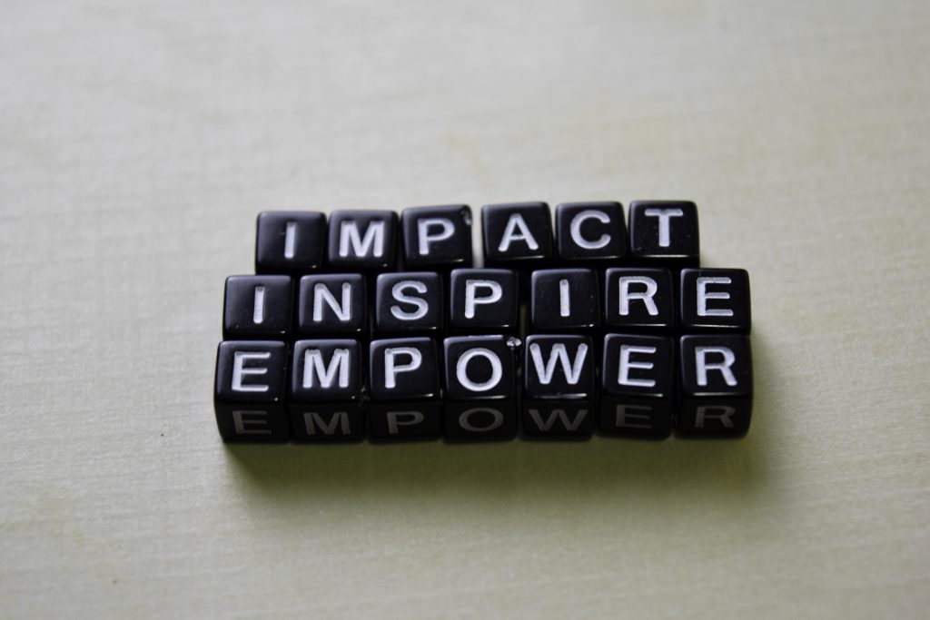 Bausteine mit der Aufschrift: Impact, Inspire, Empower - Schlagw&ouml;rter f&uuml;r die neue moderne wirksame Kommunikation in Unternehmen.